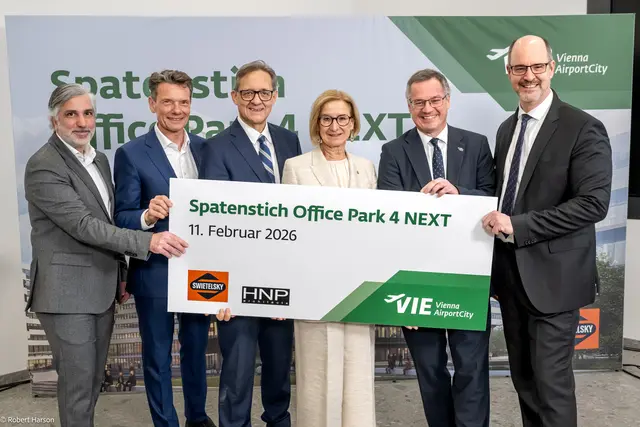 (v.l.n.r.) Oliver Oszwald, Partner Architektenbüro HNP architects, Peter Krammer, CEO der Swietelsky AG, Günther Ofner, Vorstand der Flughafen Wien AG, NÖ Landeshauptfrau Johanna Mikl-Leitner, Wolfgang Scheibenpflug, Geschäftsbereichsleiter Immobilien- und Standortmanagement und Stefan Kovacs, Bereichsleiter Bau (beide Flughafen Wien AG) | Foto: Flughafen Wien AG