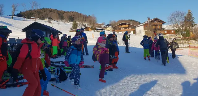 Durch richtiges Aufwärmen sinkt das Verletzungsrisiko auf der Piste enorm. (Bild 2023) | Foto: Rosi Schiefauer