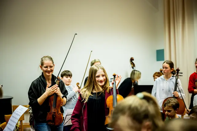 Der frisch ausgestattete Klangsalon mit Flügel war übervoll mit Kindern und ihren Eltern. | Foto: Julia Wesely