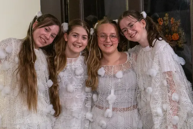 Magdalena Weissensteiner, Emily Eigelsreiter, Emelie Wiesbauer und Sarah Eigelsreiter tanzten als Schneeflöckchen bei der Mitternachtseinlage. | Foto: Musikverein Hohenberg