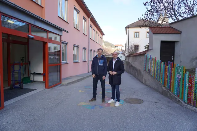 Matrei braucht einen neuen Kindergarten und mehr Raum für die Volksschüler. Daraus entstand die Idee für einen kompletten Kindercampus. Im Bild Bgm. Patrick Geir (r.) und Vizebgm. Hans-Peter Hörtnagl am Ort des Geschehens. | Foto: Kainz