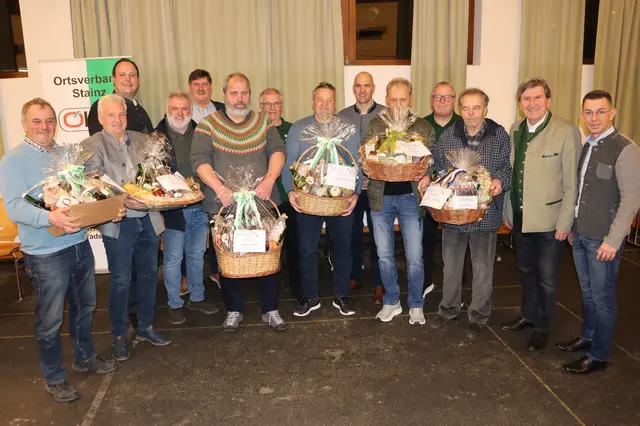 Das Halten der üppigen Geschenkskörbe war eine große Anstrengung | Foto: Gerhard Langmann