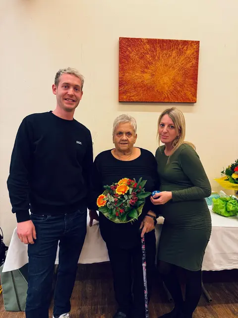 Gemeinderat Manuel Gölß und Jasmin Gamsjäger gratulierten Frau Christa Hochgerner zum 80.Geburtstag | Foto: Stadtgemeinde Hainfeld
