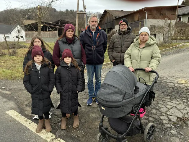 Drei Familien mit insgesamt neun Kindern leben an der 100er-Strecke. Die betroffene Annika Neubauer mit ihrem vierwöchigen Baby. (rechts) | Foto: Anna Maria Kaufmann