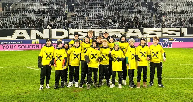 Als Ballkinder durften die Burschen des SV sedda Bad Schallerbach beim Heimspiel von LASK ihre Vorbilder live erleben.  | Foto: SV sedda BAd Schallerbach