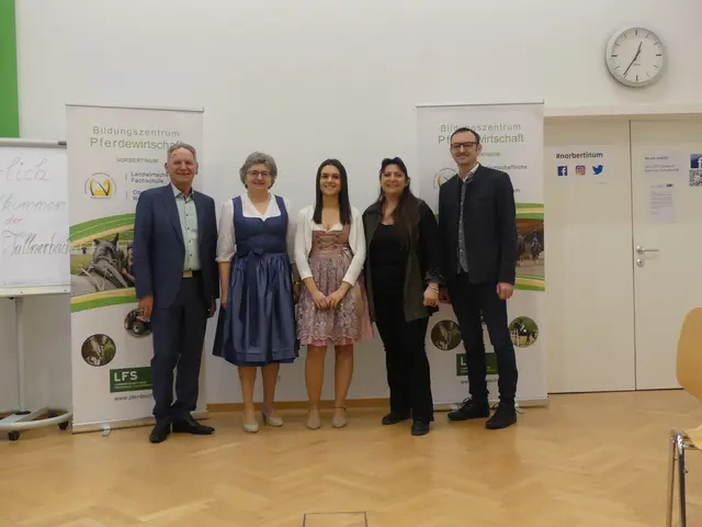 Anna Boubela aus Groß-Enzersdorf mit dem ehemaligen Landesschulinspektor Karl Friewald, Direktorin Rosina Neuhold, Klassenvorständin Belinda Bartik und Geschäftsführer LFA Anton Hölzl. | Foto: LFS Tuullnerbach