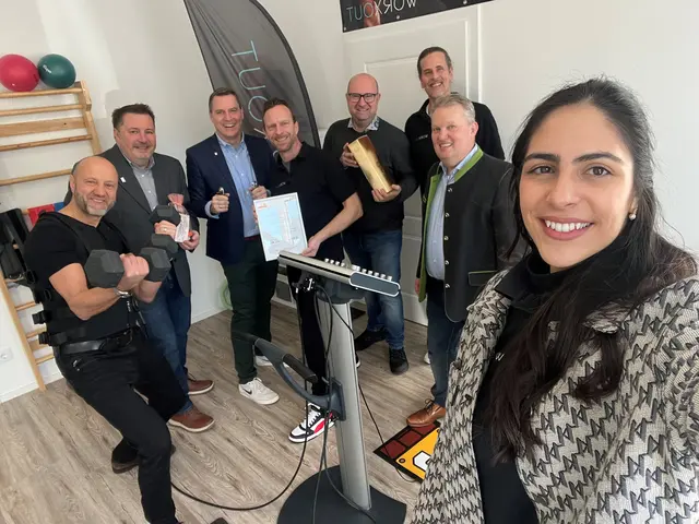 WKNÖ-Außenstellenleiter Friedrich Oelschlägel, Stadtmarketing-GF Stefan Gabritsch, Bürgermeister Christoph Kaufmann (ÖVP), Michael Knapp, WKNÖ-Außenstellenobmann Markus Fuchs, Unternehmer Helge Harms, Wirtschaftsstadtrat Leopold Spitzbart (ÖVP) und Sabina Raykova. | Foto: Sabina Raykova