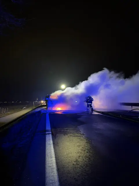 Bei einem Fahrzeugbrand auf der B50 standen drei Feuerwehren im Einsatz.  | Foto: BFKDO EU