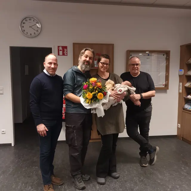 Vizebürgermeister Jürgen Arbinger, Andreas Gründhammer, Cornelia Gebharter mit Rebecca Gebharter und Bürgermeister Robert Szekely. | Foto: Gemeinde Klein-Neusiedl