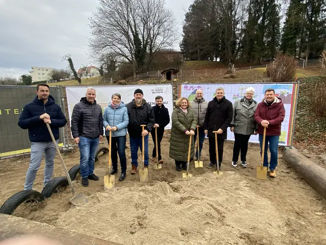 Rene Stöger, Bau Pabst; Vzbgm.Reinhard Kloiber, GVin.Michaela Mayr, GV.Helmut Hundegger, Bernhard Pammer, Büro Hertl; Bgmin.Annemarie Wolfsjäger, GV.Hubert Fachberger, Gernot Hertl, Hertl.Architekten; GRin.Inge Erbsner, GV. Paul Bräuer