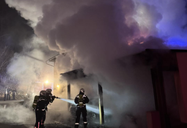 Beim Eintreffen der Einsatzkräfte haben die Flammen bereits auf das Wohnhaus, die Hausfassade sowie den Dachstuhl übergegriffen.  | Foto: Berufsfeuerwehr Klagenfurt am Wörthersee