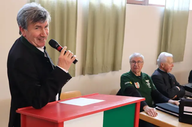 Obmann Franz Hopfgartner moderierte das Schnapsen | Foto: Gerhard Langmann