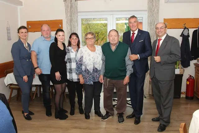 Leopold Wolf aus Strasshof freut sich über die Glückwünsche von den Vertretern der Gemeinde. | Foto: Stadtgemeinde Strasshof an der Nordbahn