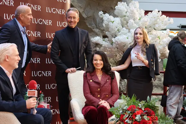 Jacqueline Lugner holte die "Nanny" nach Wien und wird morgen mit ihr in der Opernball-Loge Platz nehmen.  | Foto: Patricia Hillinger/MeinBezirk