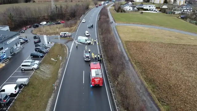 In den Unfall waren zwei Autos und ein Kleinbus involviert. | Foto: FF Ried