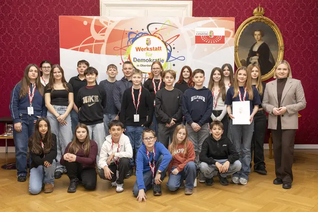 Die Schüler der TNMS Eferding Nord durften mehr über die Arbeit von Landtagsabgeordneter Astrid Zehetmaier (ÖVP) erfahren.  | Foto: Margot Haag