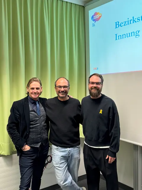 Bezirksversammlung der Friseure Landeck–Imst: v.l. Innungsmeister Clemens Happ mit dem ausgeschiedenen engagierten Bezirksinnungsmeister Markus Paradisch sowie dem aktuellen Bezirksinnungsmeister Mike Zangerl | Foto: WK Tirol