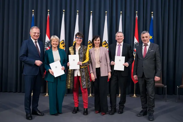 Landeshauptmann Thomas Stelzer, Margarethe Heidl, Christine Obermayr, Clusterleiterin Claudia Trinko, Josef Helmberger un OÖ- Bildungsdirektor Alfred
Klampfer (v.li.) | Foto: Land OÖ