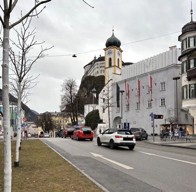 Am 20. Jänner wurde in Kufstein am Oberen Stadtplatz eine Fußgängerin auf dem Schutzweg von einem Pkw angefahren. Der Lenker beging Fahrerflucht. (Archivfoto) | Foto: Archivbild: Barbara Fluckinger