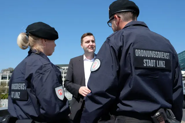 Sicherheits-Stadtrat Michael Raml (FPÖ) im Austausch mit Mitarbeitern des Linzer Ordnungsdienstes.  | Foto: Stadt Linz