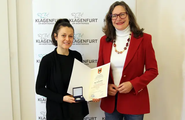 Sportstadträtin Constance Mochar überreicht der Leichtathletin Corinna Dorfer das Sportehrenzeichen der Landeshauptstadt Klagenfurt in Silber. | Foto: StadtKommunikation