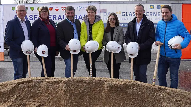 Spatenstich für den Glasfaserausbau in der Region Kernland-Kampseen: Geschäftsführer und Rastenfelds Bürgermeister Gerhard Wandl, seine Stellvertreterin Cornelia Juster, Bürgermeisterin von Sallingberg, Landtagsabgeordneter Josef Edlinger, Nationalratsabgeordnete Martina Diesner-Wais, Sandra Schweiger und Igor Brusic (Nögig) sowie Nationalratsabgeordneter Lukas Brandweiner (von links). | Foto: Franz Fichtinger