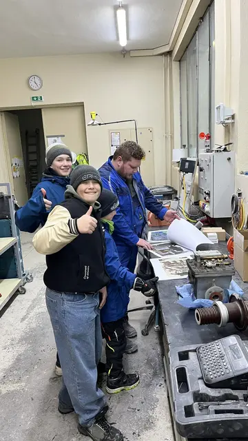 Die jungen Interessierten konnten in den Betrieben erste praktische Übungen ausprobieren und den Fachkräften über die Schulter schauen. | Foto: MOLDAN