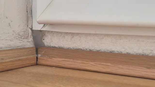 Eine eher notdürftige Mängelbehebung in einer betroffenen IIG-Wohnung. | Foto: KPÖ