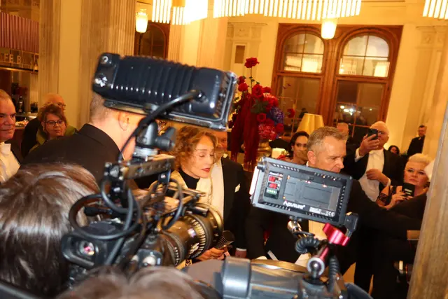 Schon kurz nach der knapp einstündigen Eröffnungszeremonie verlässt Stone auch schon wieder die Loge. | Foto: Patricia Hillinger/MeinBezirk