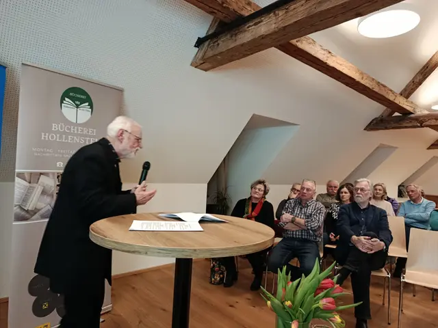 Mit einem eindrucksvollen Vortrag nahm Professor Reinhard Fahrengruber die Besucher mit auf eine Reise in die Anfänge der Eisenverarbeitung  | Foto: Evelyn Gratzer