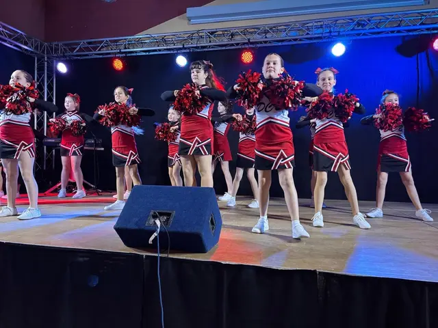 Auch der DC Butterfly Cheerleader Verein hatte einen Auftritt bei den Faschingssitzungen.  | Foto: Faschingsverein St. Barbara-Wartberg