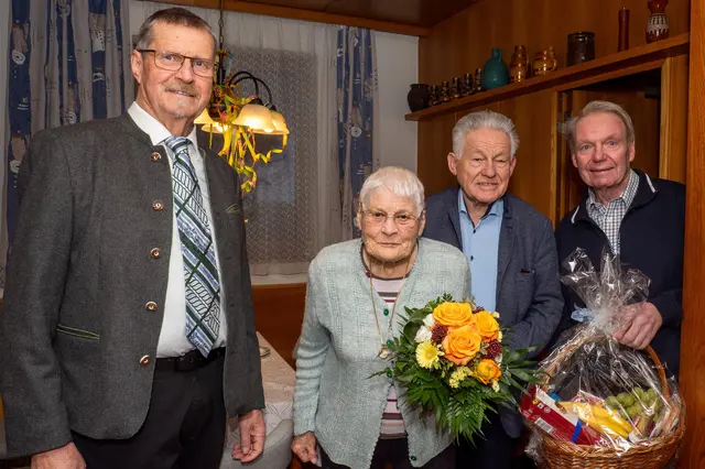 Sprengelbetreuer Josef Nachbagauer, die Jubilarin, Landesobmann Josef Pühringer, Orts-Obmann Hannes Herndl (von links) | Foto: OÖ Seniorenbund
