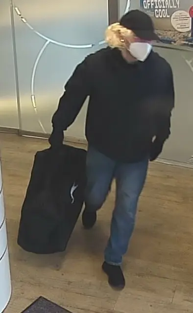 Der Mann trug eine blonde Perücke und hatte eine schwarze Sporttasche dabei.  | Foto: LPD Stmk