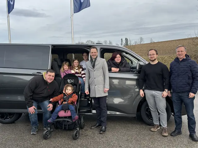 Große Freude bei Familie Mühlböck, als sie sich ihren neuen Klein-Bus beim Autohaus Psotka in Brunnenthal abholen konnte. Am Bild, von links: Andreas Mühlböck, Daniela Mühlböck, Johanna, Leonie und Valerie Mühlböck (hinten), MeinBezirk-Geschäftsstellenleiter Andreas Osterkorn, Jasmin Mühlböck, Lucas und Reinhard Psotka.