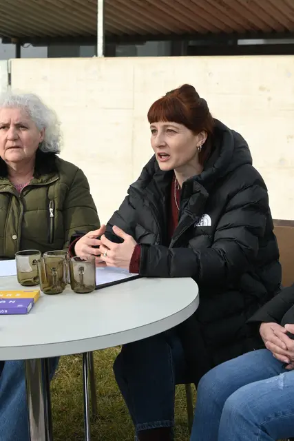 Gemeinderätin Pia Tomedi am eigenen runden Tisch vor der IIG. Ein symbolischer Akt, der auf einen künftigen, lösungsorientierten runden Tisch hoffen lässt? | Foto: Königer