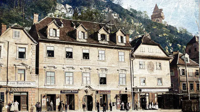 Die Grazer Sackstraße vor den großen Umwälzungen im 20. Jahrhundert. Für das neue Medium der Fotografie reihten sich die einstigen Bewohnerinnen und Bewohner vor den drei Häusern mit den Nummern 46, 44 und 42 auf. | Foto: Sammlung Kubinzky