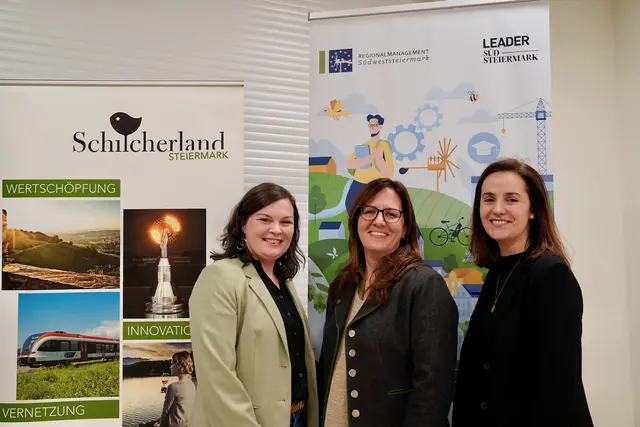 Der Tourismusverband mit Nicole Reiterer (Mitte) übernimmt die Qualitätsmarken Schilcherland und Südsteiermark vom Regionalmanagement von Ulrike Elsneg (l.) und Claudia Mayer (r.) | Foto: MeinBezirk/Simon Michl