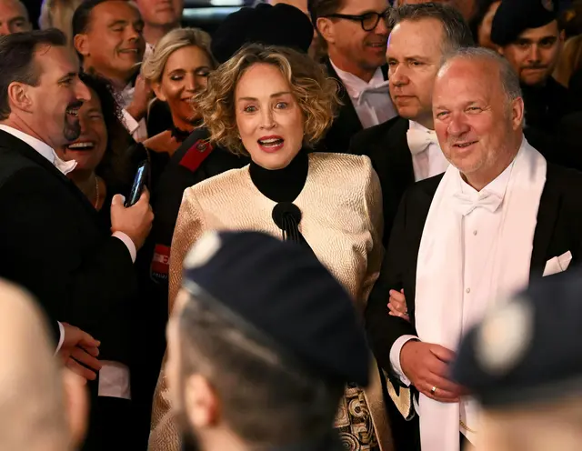 Sharon Stone und Karl Guschlbauer sind am Red Carpet des Wiener Opernballs angekommen. | Foto: APA-Images / APA / HELMUT FOHRINGER