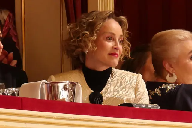 Sharon Stone kam um 22.10 Uhr zurück aus ihrem Hotel und sitzt seitdem in ihrer Loge mit dem Schaumrollenkönig Karl Guschlbauer. | Foto: Patricia Hillinger/MeinBezirk