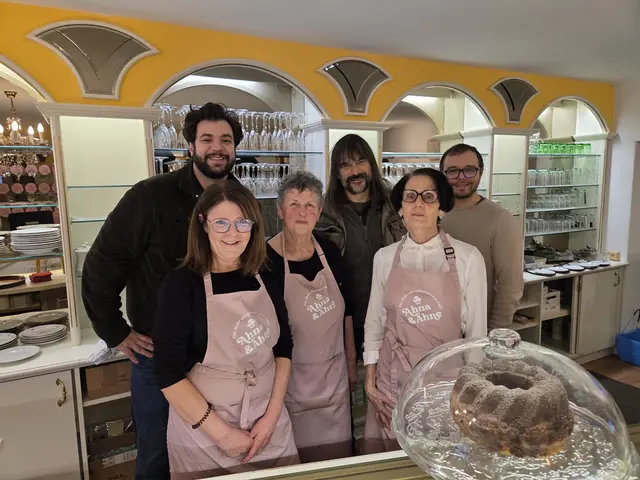 Stadtrat Cenk Dogan, Wolfgang Sila und Stadtrat Andreas Fritz-Wachter (von links hinten) mit dem Team von „Ahna und Ähne“. | Foto: Stadt Bludenz