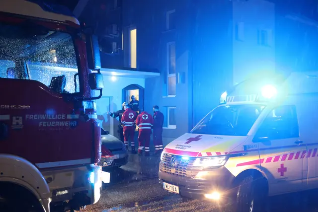 Viel Blaulicht sorgte nach einem Kleinbrand in Wels-Lichtenegg für Unruhe bei den Hausbewohnern. | Foto: laumat.at