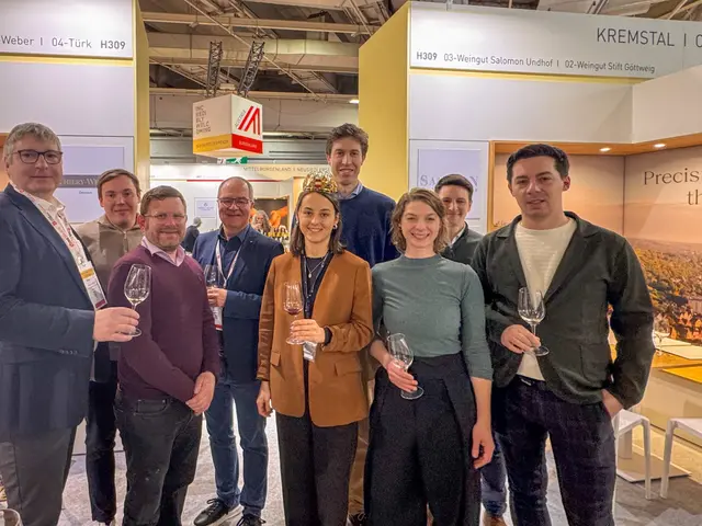 Reinhard Zöchmann (NÖ Weinbaupräsident), Winzer aus dem Kremstal mit Klaus Goldmann (GF Wein Niederösterreich) sowie Weinkönigin Laura Hummel | Foto: Wein Niederösterreich