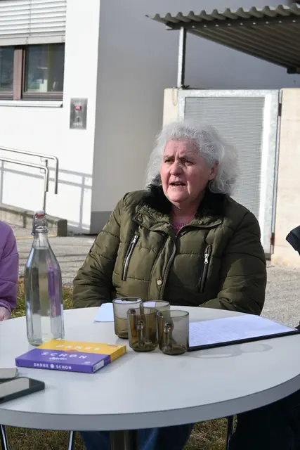 Renate Höller aus der Gutenbergstraße schilderte die Missstände in den IIG-Wohnungen. | Foto: Königer