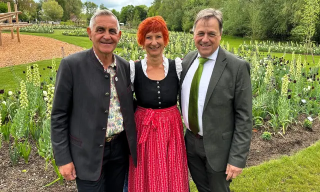  Im blumigen Ambiente letztes Jahr während der Landesgartenschau: Schärdings Bürgermeister Günter Streicher mit seiner Doris und Grafenaus Bürgermeister Alexander Mayer (r.). | Foto: Franz Gruber