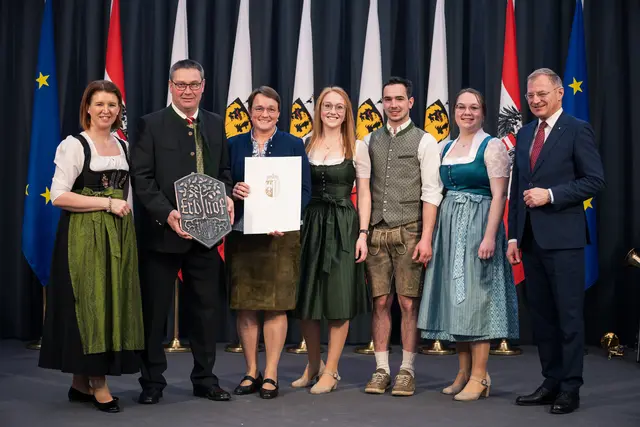 Der "Holzinger"-Hof von Stefan und Martina Ennser wurde vom Land OÖ mit dem Ehrentitel "Erbhof" ausgezeichnet.  | Foto: Land OÖ/Mayrhofer