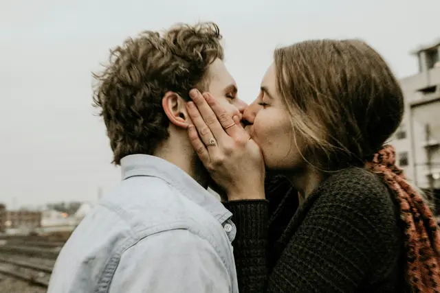 Ob frisch verliebt oder schon seit Jahren verheiratet: Am 14. Februar, dem Valentinstag, gehen wir der Frage nach, was eine glückliche Beziehung ausmacht.  | Foto: Unsplash/ Cassie Lopez