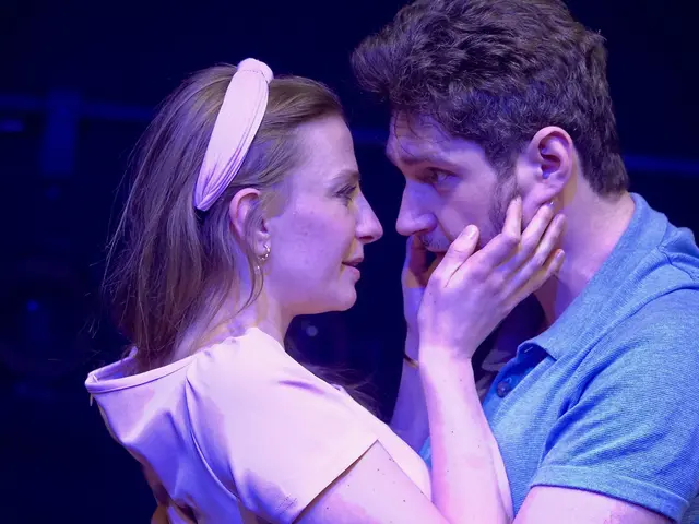 Ute Veronika Olschnegger als Studentin Jennifer, die sich spontan in den von Tobias Kerschbaumer gespielten Jan verliebt. 
