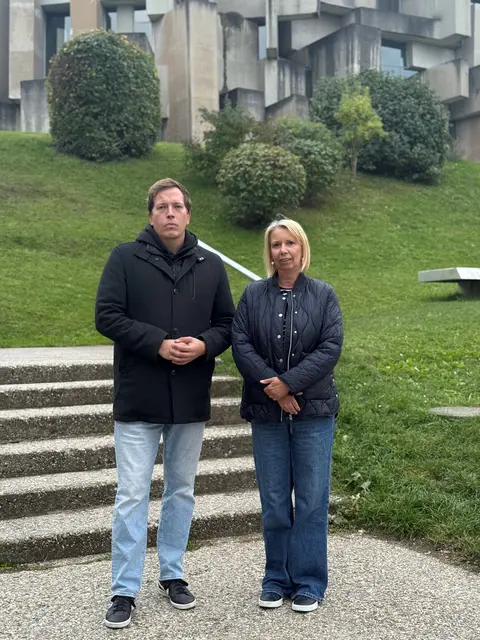 Patrick Gasselich und Elisabeth Erika Halvax (beide ÖVP Liesing) kritisieren das Aus des WienMobil Hüpfers in Liesing. | Foto: ÖVP Liesing