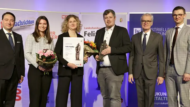 Von links: Landeshauptmann-Stellvertreter Manfred Haimbuchner, Daniela Gusenbauer, Silvia Thurnhofer, Thomas Hofer, WK-OÖ-Vizepräsident Clemens Malina-Altzinger und Thomas Buchegger. | Foto: Land OÖ/Kauder