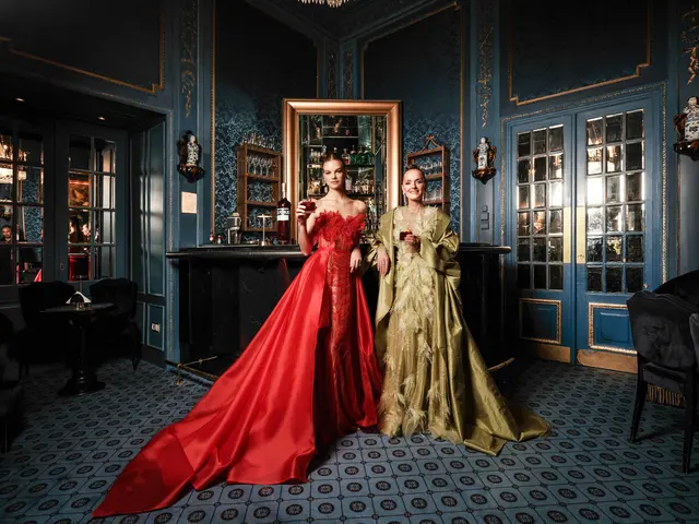 Nadine Leopold (l.) und Eva Poleschinski. | Foto: Campari Austria / Dragan Dok